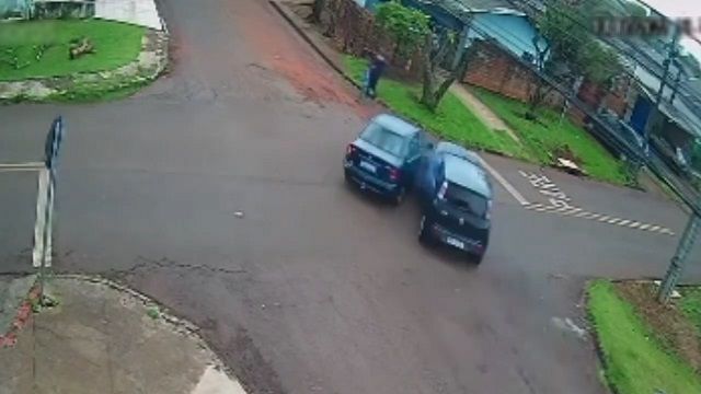 [動画0:28] 交差点で衝突した車、並んで建物に突っ込む
