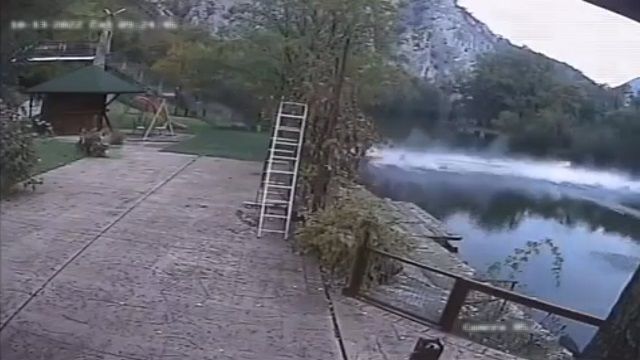 [動画0:48] 吊り橋崩落、観光客まとめて川に落下