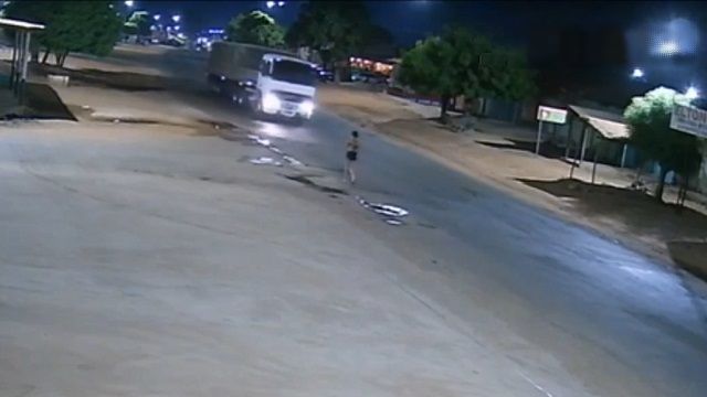 [動画1:11] -閲覧注意- トラックの前に飛び込む少女、潰される