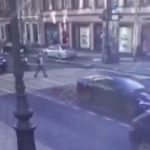 [動画0:13] 横断歩道で停止した車を追い越すバイク、女性を撥ね飛ばして逃走