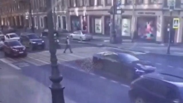 [動画0:13] 横断歩道で停止した車を追い越すバイク、女性を撥ね飛ばして逃走