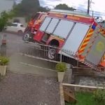 [動画0:54] 消防車、交差点で衝突して危うく横転