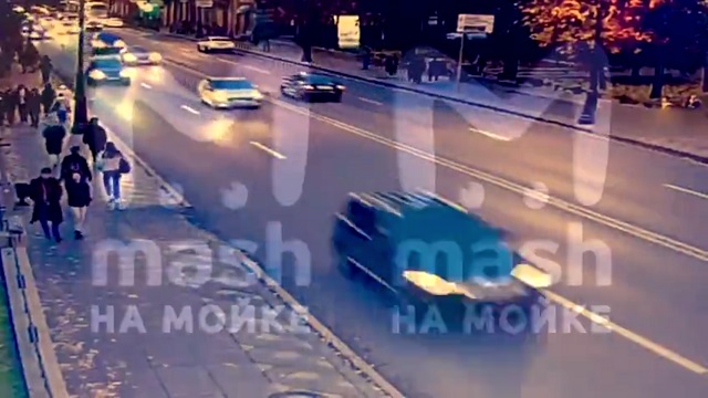 [動画0:14] 接触されたバイク、歩道の歩行者をなぎ倒していく