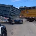 [動画1:01] セミトレーラーが踏切で立ち往生、列車が衝突して積み荷が飛ばされる