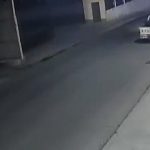 [動画0:27] 道路に飛び出す女性、バイクに撥ねられ転がる