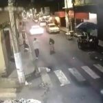 [動画0:45] 通りを横断していた女性、バックしてきた車に撥ねられる