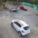 [動画0:20] 追突した車が横転、追突された車が加速して・・・