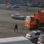 [動画1:03] 突っ込んでくるゴミ収集車、気付いた時には遅かった
