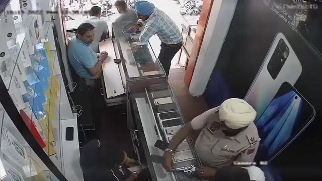 [動画1:15] インドの警察官、銃を見せびらかしてヤバい事態に・・・
