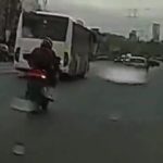 [動画0:38] バスの死角から飛び出す歩行者、避けたバイクが転倒
