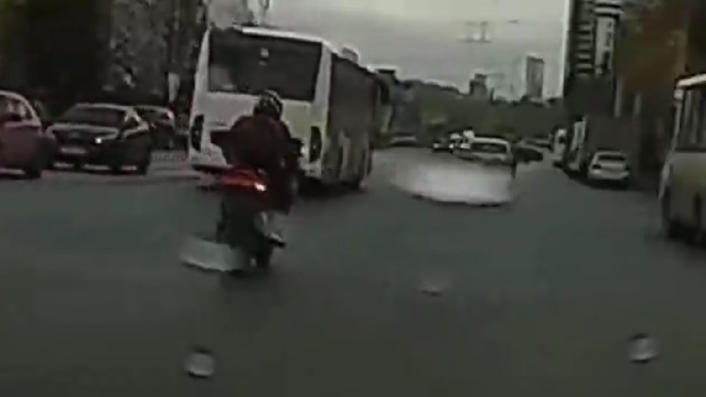 [動画0:38] バスの死角から飛び出す歩行者、避けたバイクが転倒