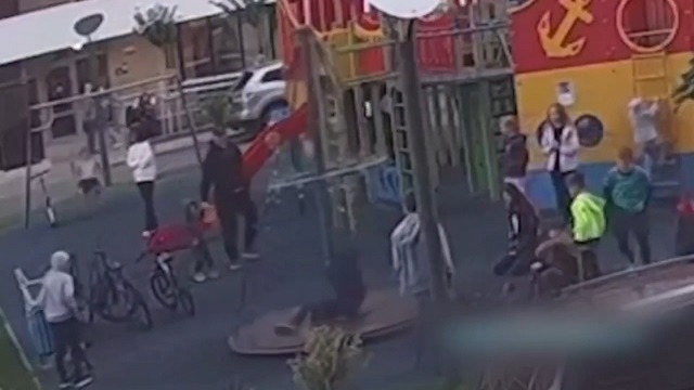 [動画0:47] １１歳の少年、公園の遊具を高速回転させることに成功