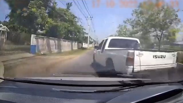 [動画1:08] 接触後も暴走を続けるピックアップトラック、衝突された車が横転