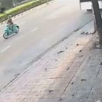 [動画0:11] 赤ちゃんを連れた母親がバイクで逆走、正面衝突してしまう