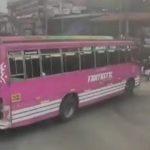 [動画0:21] バス、男性を乗り越えてバスターミナルに入る