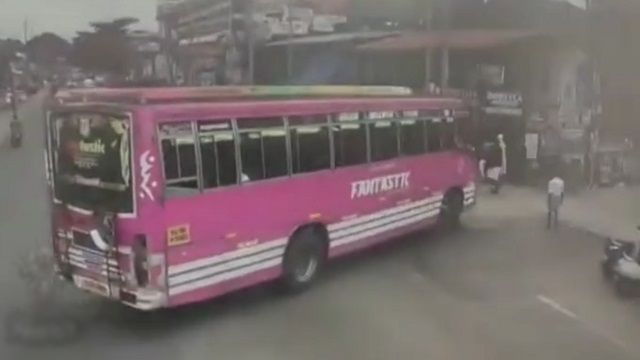 [動画0:21] バス、男性を乗り越えてバスターミナルに入る