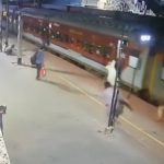 [動画0:50] 列車に引きずられる男性を助けようとした鉄道警備隊、転倒