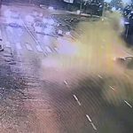 [動画0:25] 飲酒運転さんがクラッシュ、信号機を破壊する