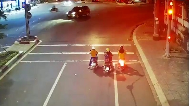 [動画0:27] 信号待ちをする三台のバイク、信号が変わった瞬間に吹っ飛ばされる
