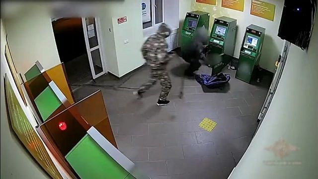 [動画1:00] ＡＴＭ強盗さん、あっさり警官に気付かれる