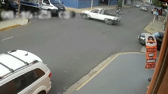 [動画0:40] 交差点を横切るピックアップトラック、ライダーが転倒して頭をぶつける