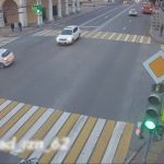 [動画0:42] 救急車、対向車と衝突して横転