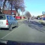 [動画0:15] これはひどい運転、横断歩道手前で追い越しをする車