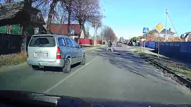 [動画0:15] これはひどい運転、横断歩道手前で追い越しをする車