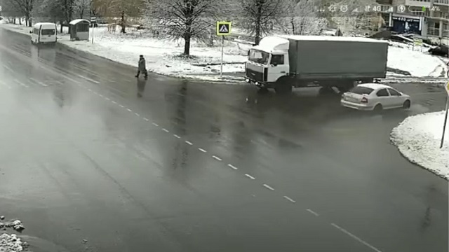 [動画0:14] 高齢女性、トラックに倒されて足を轢かれる