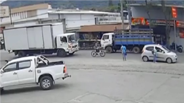 [動画2:51] 自転車に乗る父と娘、後ろからトラックに轢かれる