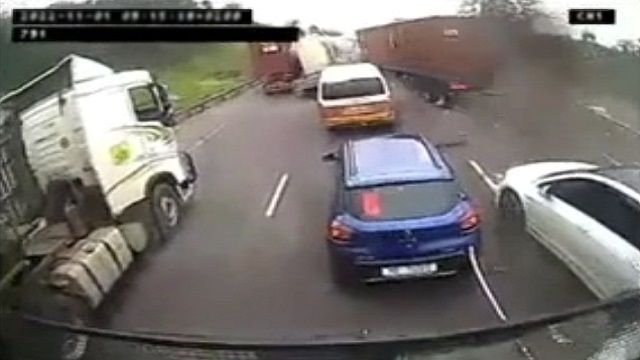 [動画1:03] トラックが暴走、すべての車を破壊して突き進む