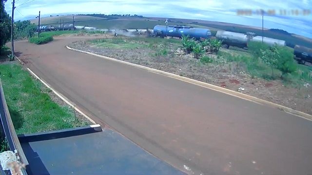 [動画1:13] 踏切待ちの男性もビックリ、目の前でタンク車が脱線