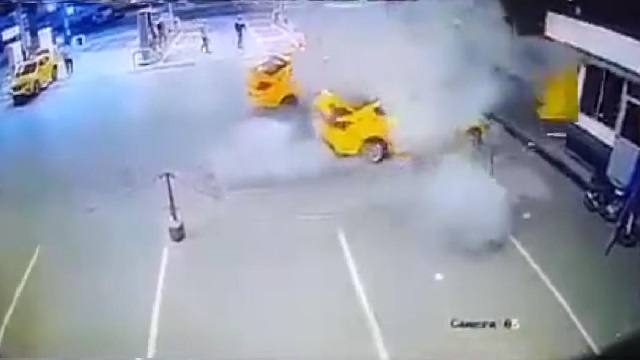 [動画0:44] エクアドル怖えぇ・・・、ガソリンスタンドで自動車爆弾が爆発