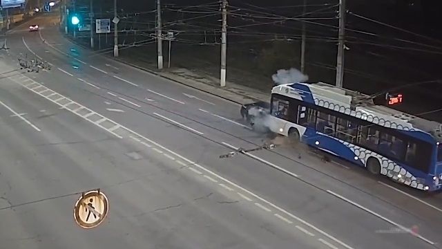 [動画1:12] スピンしてバスに正面衝突、ロシア車だから仕方ない