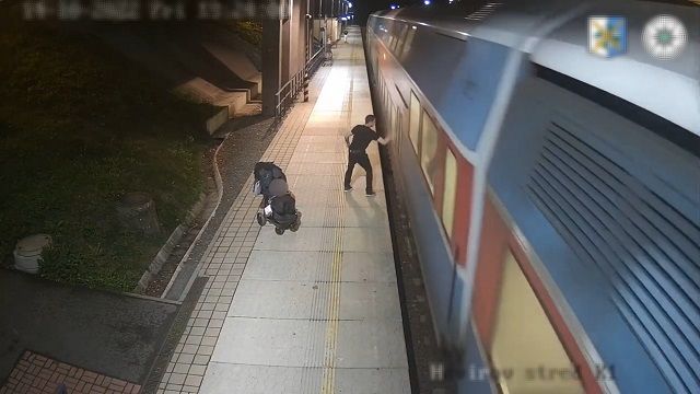 [動画0:42] こんな父親嫌だ・・・、ハンマーで列車を攻撃