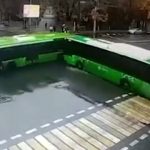 [動画0:08] バスが交差点で衝突、歩道に突っ込む