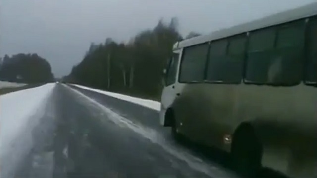 [動画0:31] 雪道でバスを追い越そうとした結果・・・