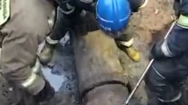 [動画1:45] 駐車場を掘って下水管から救助されたのは・・・？なんで！？