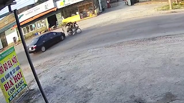 [動画0:43] Ｕターンする車にバイクが衝突、足を切断して泣き叫ぶ