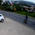 [動画0:14] 自転車の少年、確認せずに道路に飛び出した結果