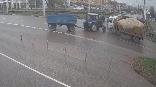 [動画0:40] トラクターの運転手に砕石がドバッーー！！