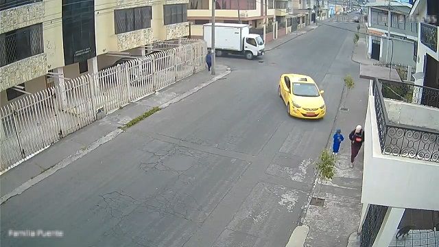 [動画0:16] タクシー、母親の目の前で４歳の息子を撥ねる