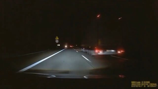 [動画0:12] 高速道路走行中、暗闇にコレは怖すぎる