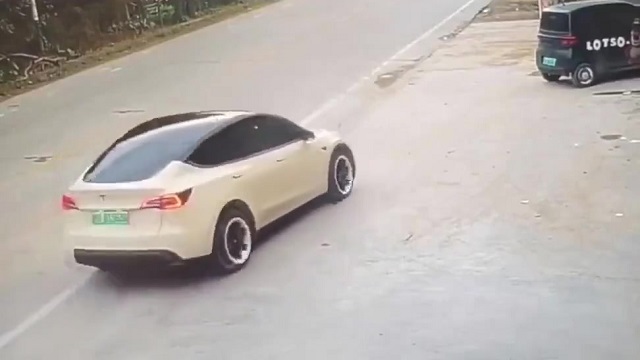 [動画0:43] 中国でテスラが暴走、現地報道は早々に車両欠陥と決めつける