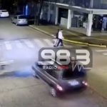 [動画0:21] 事故ったバイク、歩行者を巻き込み建物に突っ込む