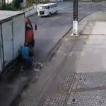 [動画0:53] 悪質なトラック、道路脇を走る自転車に接触して逃走