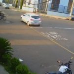 [動画0:34] 偽造ナンバーの盗難車、バイクをひき逃げ