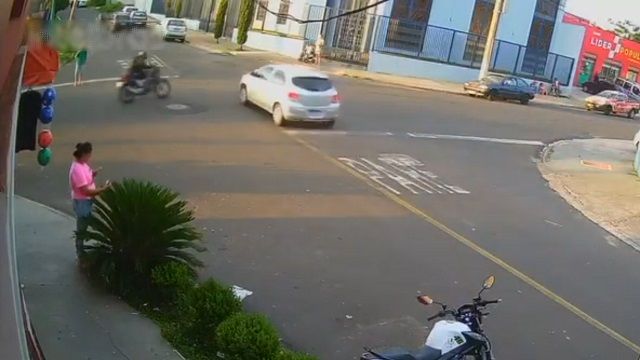 [動画0:34] 偽造ナンバーの盗難車、バイクをひき逃げ