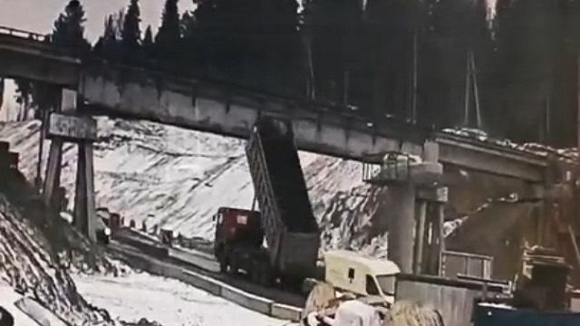 [動画0:15] トラックが荷台を上げたまま走行、鉄道橋に衝突してしまう