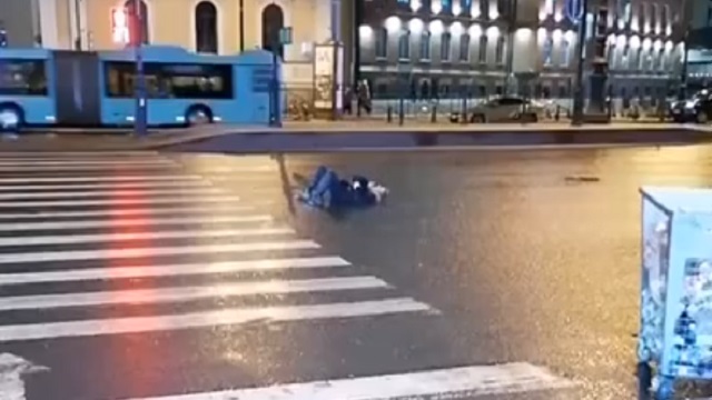[動画0:28] 女性、車道で横になり足パカッ！→タクシーがグシャー！